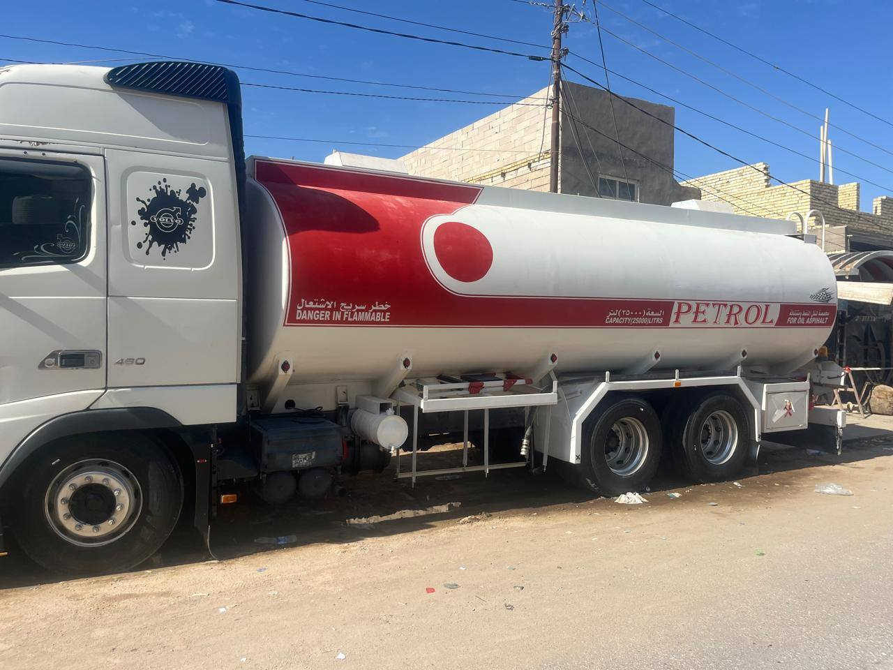 السلام عليكم
فالفو تنكر حموله 25 
رقم انكليزي 
سنكل مزوج تبل تاير 
بلادي شاصي مكفول 
***********
