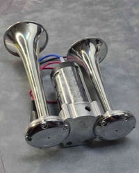 بوق هوائي مزدوج (Air Horn) يعمل بجهد 12 فولت ومصمم لإصدار صوت عالٍ جدا...