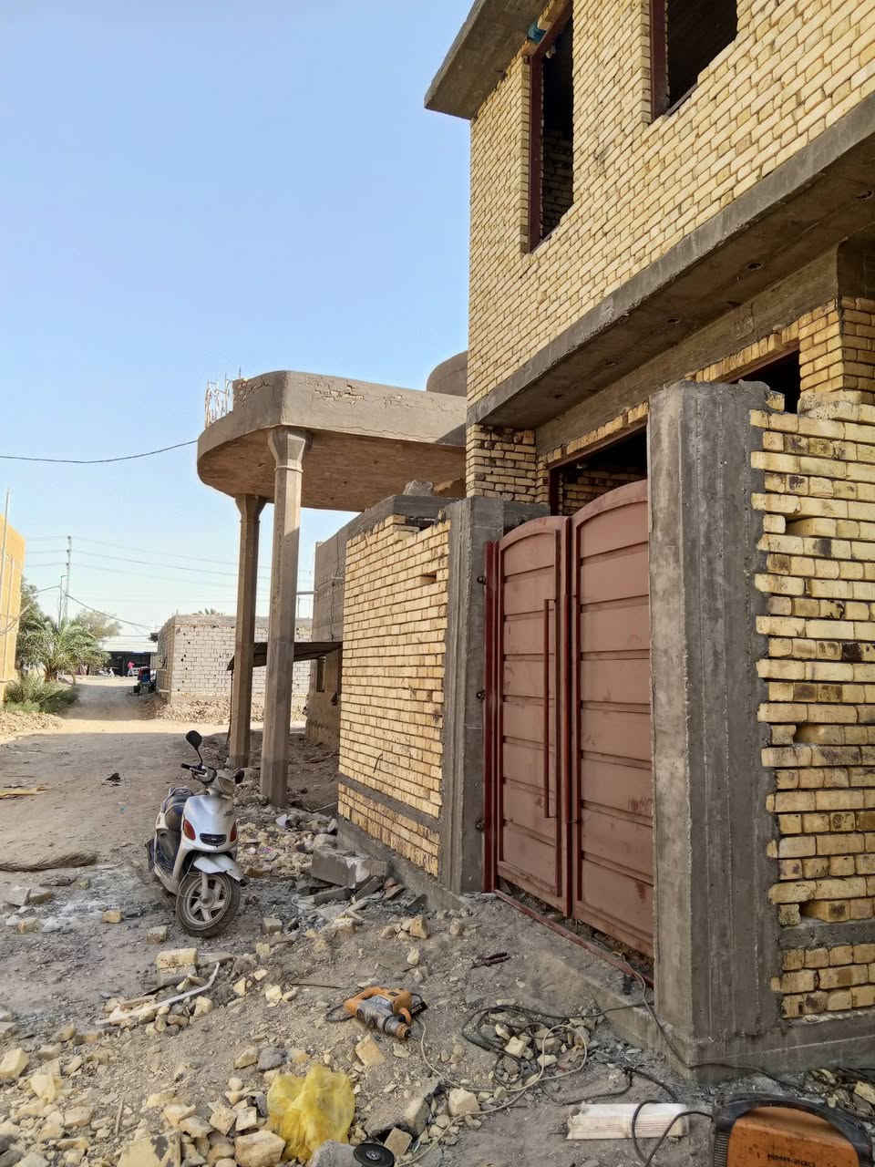 هيكل للبيع طابق ونص مساحته 110
بناء درجة اولى استقبال وهول مطبخ غرفتين نوم صحيات 
ماي مجاري كهرباء كامل عوزه تشطيب عنوانه شارع جامعة ذي قار جاي من شارع المهندس خلف مجمع الانوار المحمديه ثاني بيت عن السايدين الرئيسي ***********
