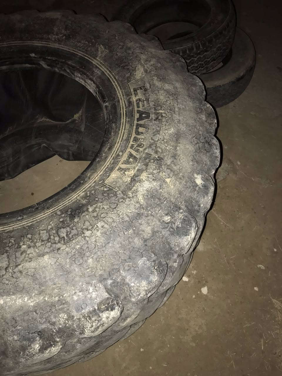 تخم تاير حجم 20.5/25
يرهم ع شفل حجم ٨٠و شفل ٤٦صيني 

تخم كامل مع سفيفه +جوب شرط كوري 

عنوان ذي قار قضاء الرفاعي 

***********سجاد حميد
