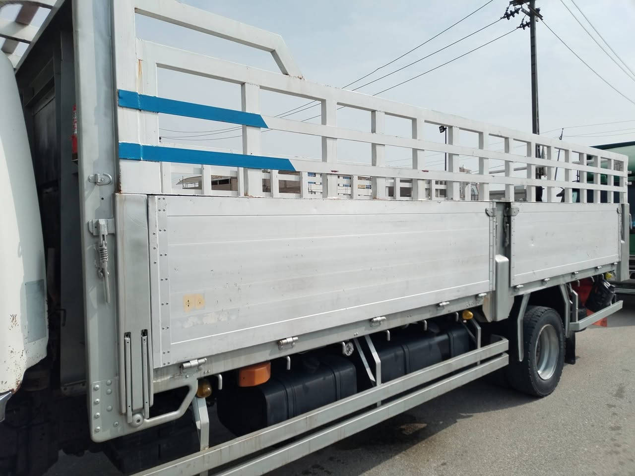 السلام عليكم. بدي هينو للبيع طول ٦ وربع ارضيه حديد قواطع حديد السعر ٢٥ مكانه النجف الاشرف ***********
