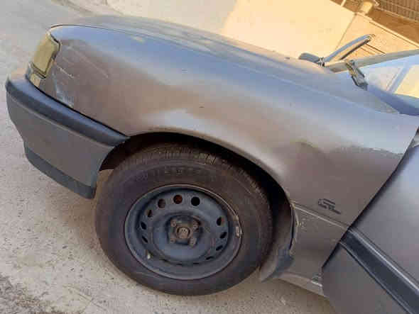 السلام عليكم
اوبل فكترا 1993
مكينه 18
مكينه وكير شرط 
 داخل السياره نضيف وحداديه وطخم جديده 
 بيها تصليح فقط دواير 
  رقم نينوى الجديد   كابون بيها 
 مكان حي الوحده 
 ***********
سعر 38بيها مجال بسيط
