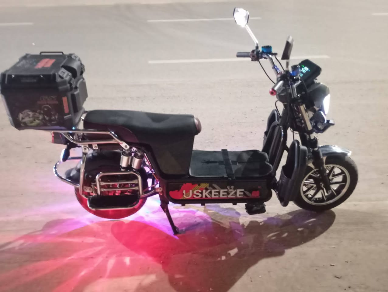 موطور شحن للبيع نوع سيزوكي 
موديل 2025
بطاريات5 يقرن فول  جدد موديل2026
دراجه كامله على الفحص جديدة ونضيفه ما عايزها لو برغي كامله سرعه 99
سعر 550بيها مجال قليل 
المكان الرمادي التأميم 
للأستفسار ***********
