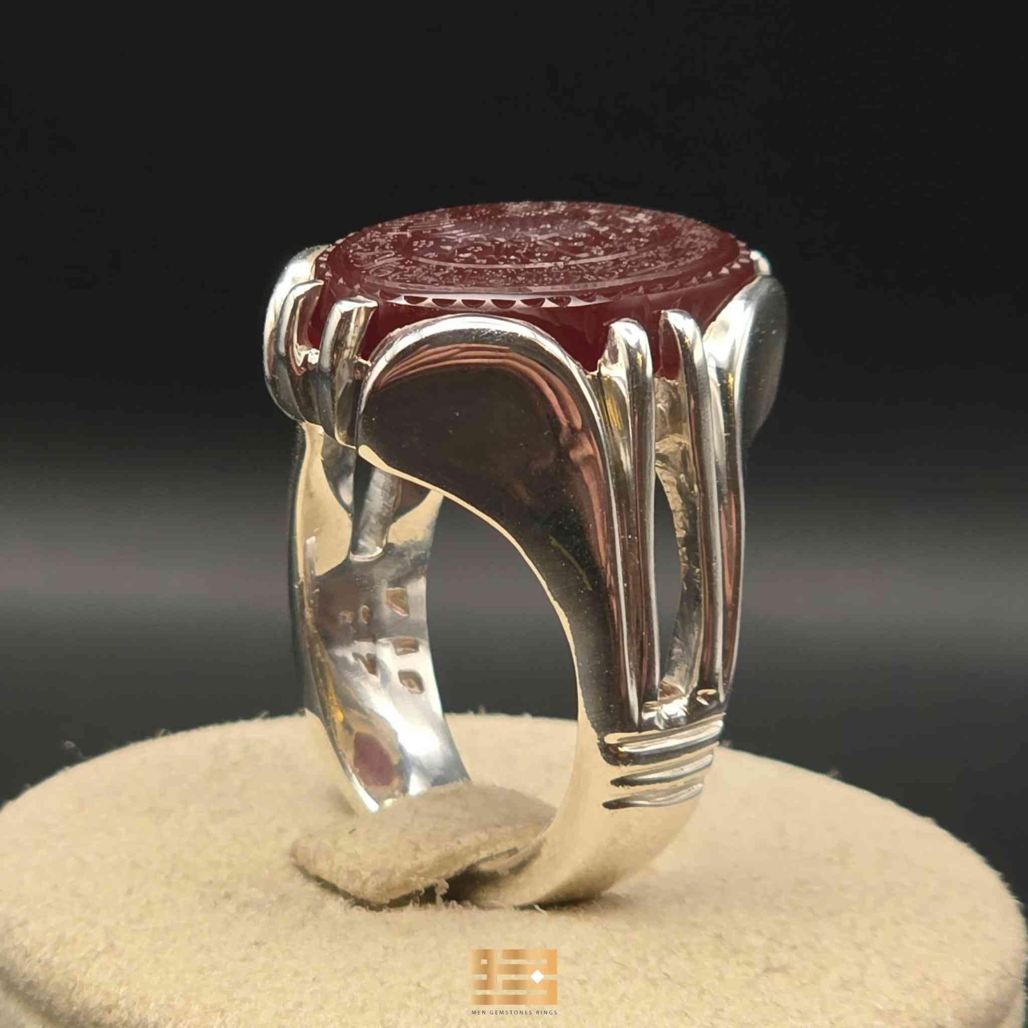 ﷽
خاتم رجالي
حجر عقيق يماني كرزي
صياغة بحرينية "حمادة vip"
فضة 990
منقوش في الوسط "الله نور السماوات و الارض" 
و على الدائر مقطع من دعاء كميل "اللّهُمَّ إِنِّي أَسأَلُكَ سُؤالَ خاضِعٍ مُتَذَلِّلٍ خاشِعٍ، أَنْ تُسامِحَنِي وَتَرْحَمَنِي، وَتَجْعَلَنِي بِقِسْمِكَ راضِياً قانِعاً، وَفِي جَمِيعِ الأَحْوالِ مُتَواضِعاً"
بنقش أنيس و إمضائه

القياس 26.5
الوزن 27.4 غرام
مقاس الحجر 2.2 تقريبا

للمشاركة في المزاد الأسبوعي على واتساب:
🔗 https://chat.whatsapp.com/GAK4nGjC5FC8BV5OaeH8Uw?mode=gi_t


**إذا كنت صاحب هذا الإعلان وتريد حذفه لأي سبب، رجاءا أرسل رسالة إلى الدعم الفني**