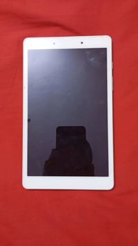 تابلت سامسونج للبيع بحالة جيدة. الشاشة بحجم مناسب والتابلت يتميز بتصمي...