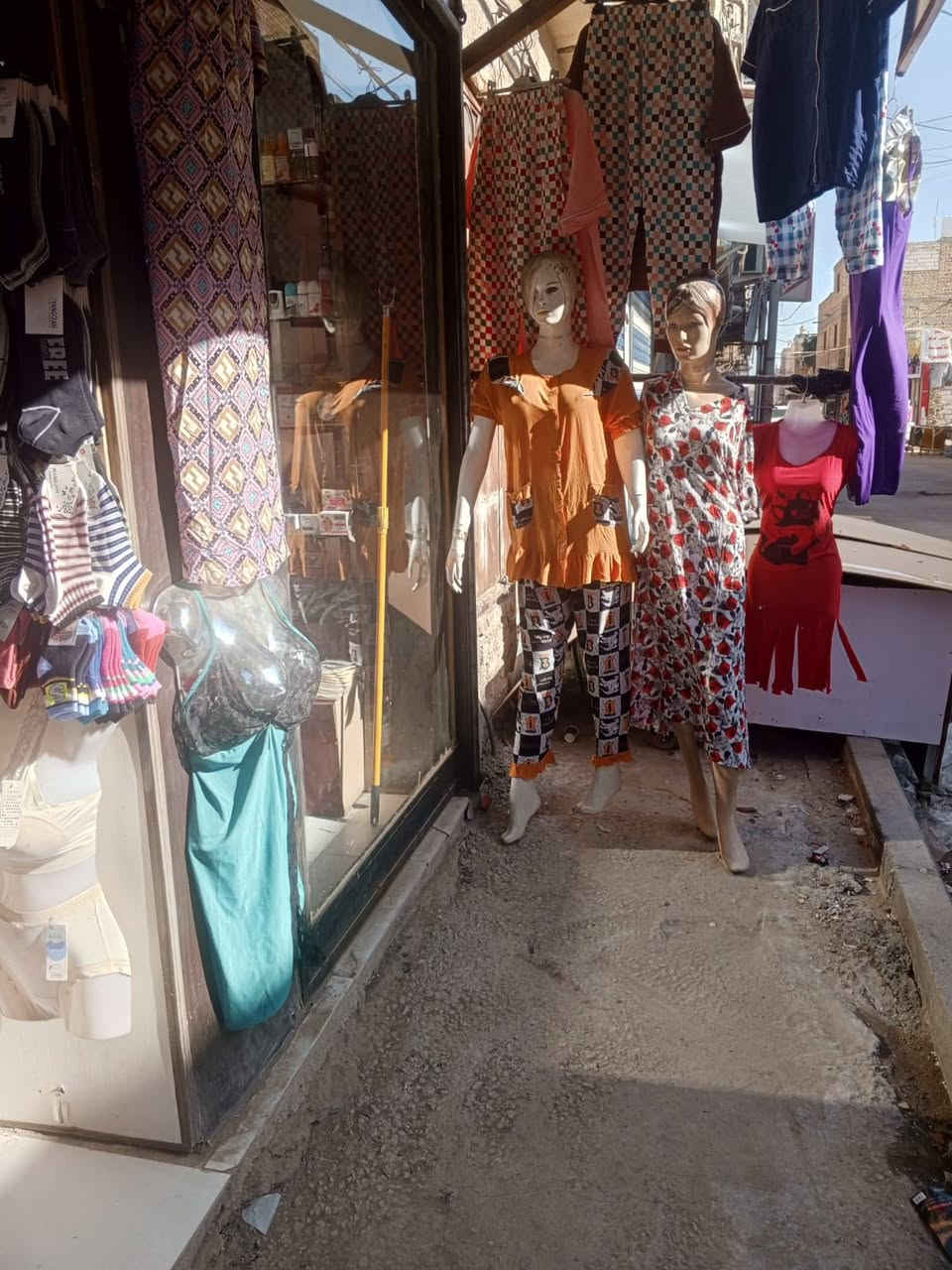 كوزمتك للبيع كامل السعر 7ملاين كامل +السبلت والرفوف وللعابات  العنوان شارع النيل مقابل الإطفاء داخل الفرع ايجار المحل 300
رقمي للاستفسار ***********
