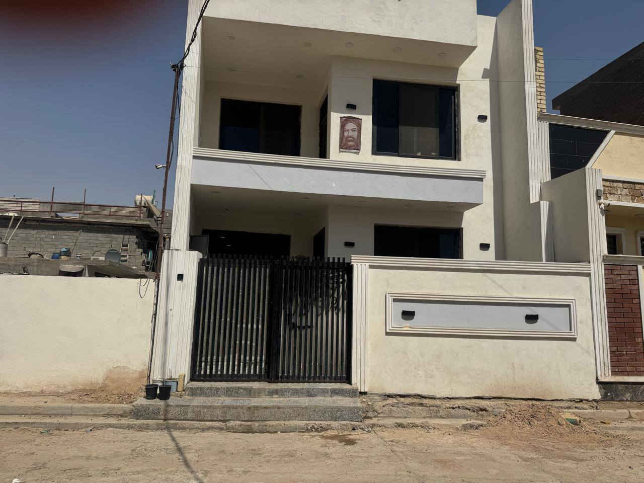 بيت للبيع  طابقين طابو صرف قرب جامعه الهادي شارع اليمامه
مساحةًالبيت ١٠٧ سنه البناء ٢٠٢٥ 

يحتوي على٤ غرف واستقبال وصاله ومطبخ وصحيات ٣ 

التواصل على الرقم ***********
