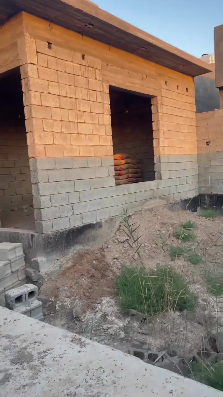 سلام عليكم
بيت هيكل البيع 
✏️المساحه 200م
‏المنطقة  متكاملة ￼
💦ماء 
‏كهرباء  ￼
المكان تقاطع القدس يم المشروع منطقة الخيلنيه 
التوصل الرقم *********** ￼￼

