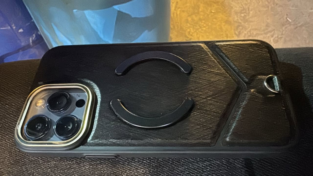 ايفون 13برو ماكس بحري 
كلش نضيف نضافه 100‎%‎
ذاكرة 256 
مابي اي خلل شرط الفحص والضمان  
فقط الشاشه مستبدله بأصليه جان بيها فطر سابقا بطاريه 80بلاديه السعر 550بي مجال بسيط مكاني بغداد حي الحسين قرب خدمي المطار 
***********
