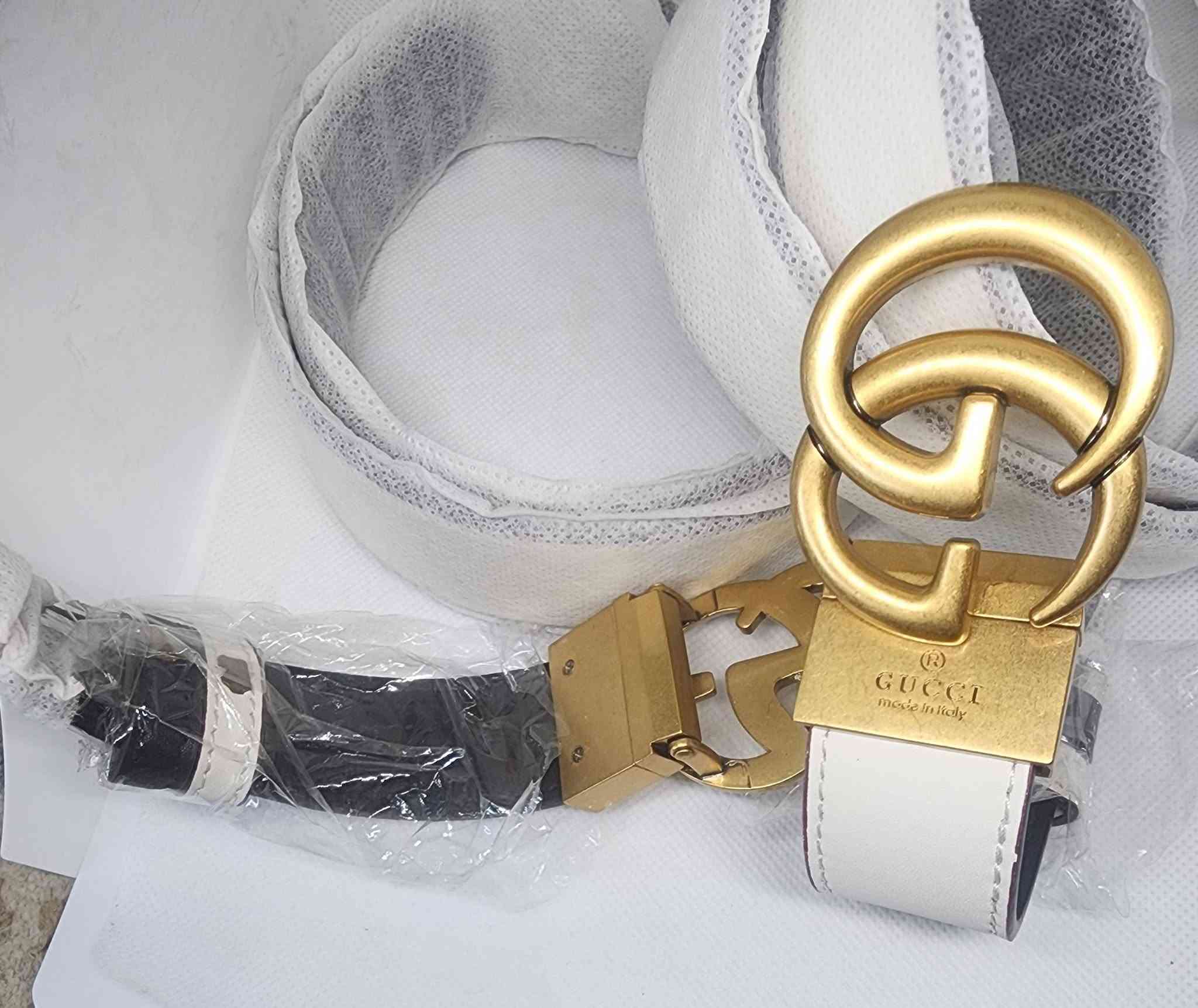 أحزمة Gucci
الفاخرة وجهين) - صناعة إيطالية - مقاسات متنوعة
ارتق بإطلالتك مع أحزمة Gucci الفاخرة، المصممة بعناية لتعكس الأناقة والجودة العالية. يتميز هذا الحزام بتصميمه العملي بوجهين"، مما يمنحك مرونة كاملة في تنسيق ملابسك اليومية والرسمية
مميزات المنتج :
المنشأ : صناعة إيطالية بجودة متميزة وتفاصيل دقيقة.
التصميم إبزيم ذهبي بشعار
GG الشهير، مع ميزة
"الوجهين" لتعددالاستخدامات.
التنوع متوفر لدينا بمختلف
الأحجام والمقاسات لتناسب
الجميع.
الحالة جديدة تماماً، تأتي
مغلفة بعناية وفي حالة ممتازة


**إذا كنت صاحب هذا الإعلان وتريد حذفه لأي سبب، رجاءا أرسل رسالة إلى الدعم الفني**