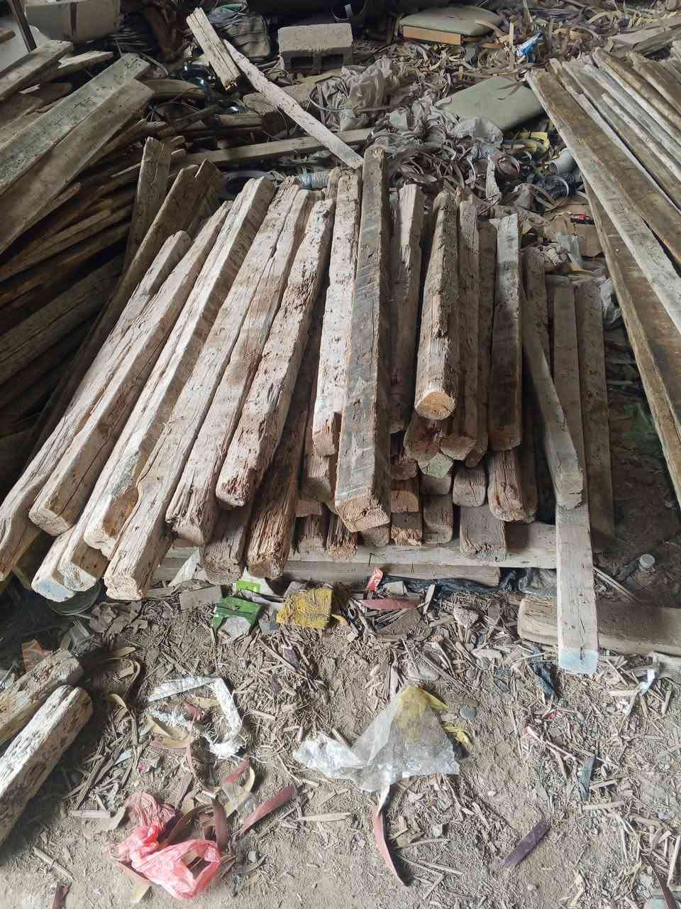 متوفر في الموصل الكرامة قرب المشاتل خلف مشتل الريحان 
لوح 4 متر مستعمل سعر المكعب 350 الف
لوح 3 متر سعر المكعب 350 الف
جسور 3متر مستعمل سعر المكعب 375 الف
لوح مقاصير من1 الى2مترونص سعر المكعب 275 الف
جسور من 1 إلى 2 سعر المكعب 275 الف
عصايب 50و60 و70 سعر المكعب 200 الف
درسك 330 زاخو سعر الزوج 6ونص 
فخخ سعر الزوج 4ونص 
***********
‏‪***********‬‏
