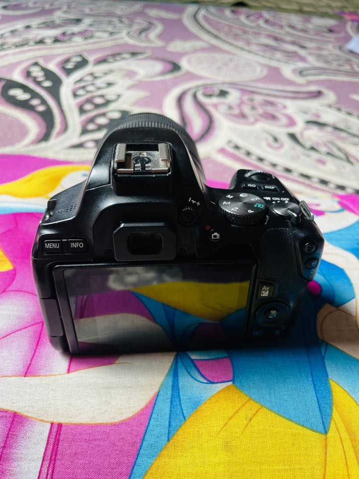 سلام عليكم ورحمة الله كامره كانون 250 D كامره نضيفه كلش مواصفاته معروفه شاشه لمس تدعم الاتصال بل واي فاي وباوتوث ايضاً وياها شاحنتها فقط السعر 650 بيها مجال رقمي بي واتساب ***********
