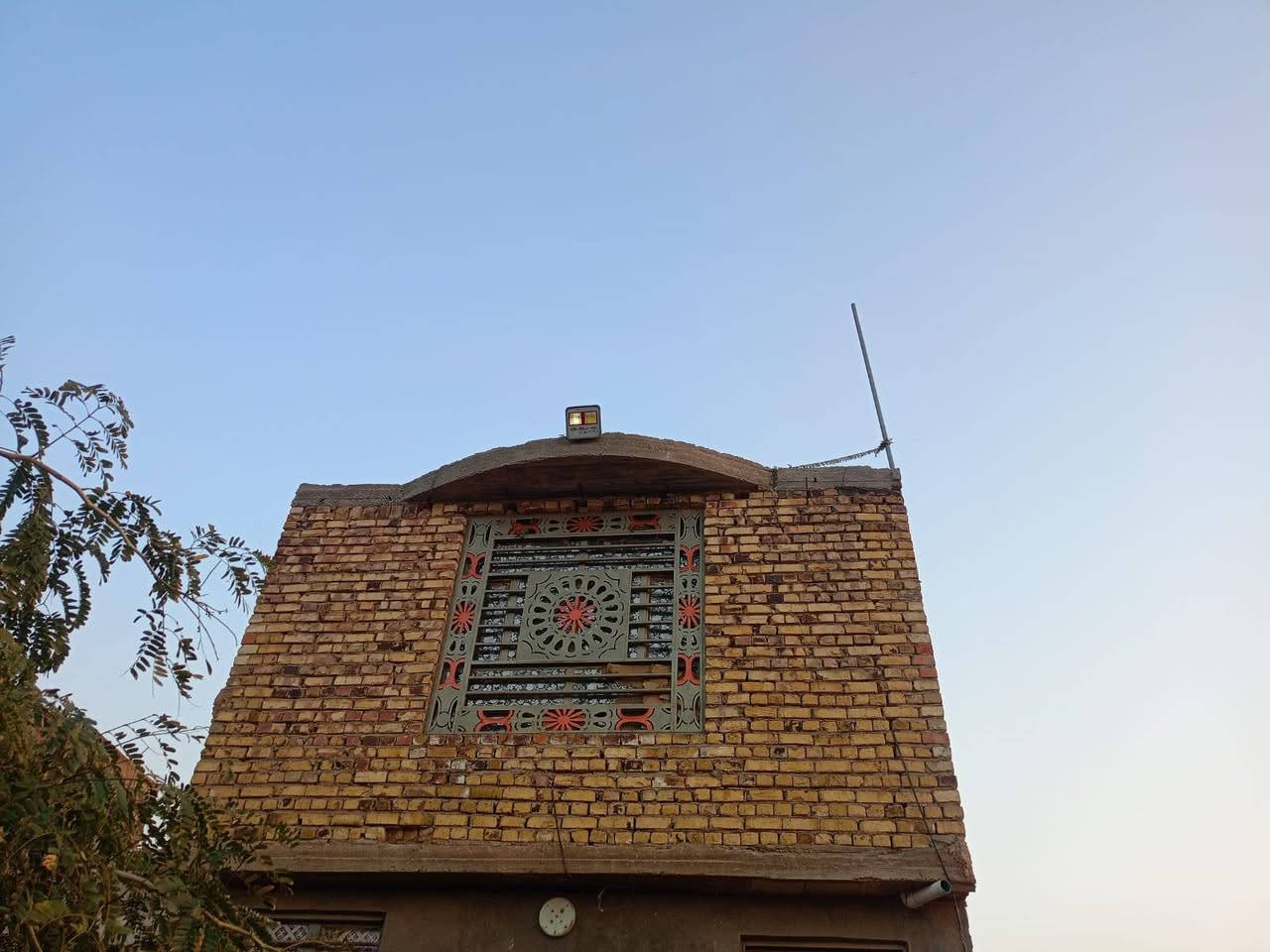 سلام عليكم بيت البيع بحي النداء ملحق النداء قرب مجمع قنبر علي مساحه 50 يحتوي عل غرفه مطبخ صاله طابق ونص طابق ثاني صاله وحمام وغرفه اسعره 38 معه مجال اللاستفسار مكتب بركات ام بنين *********** تصال أو وتساب
