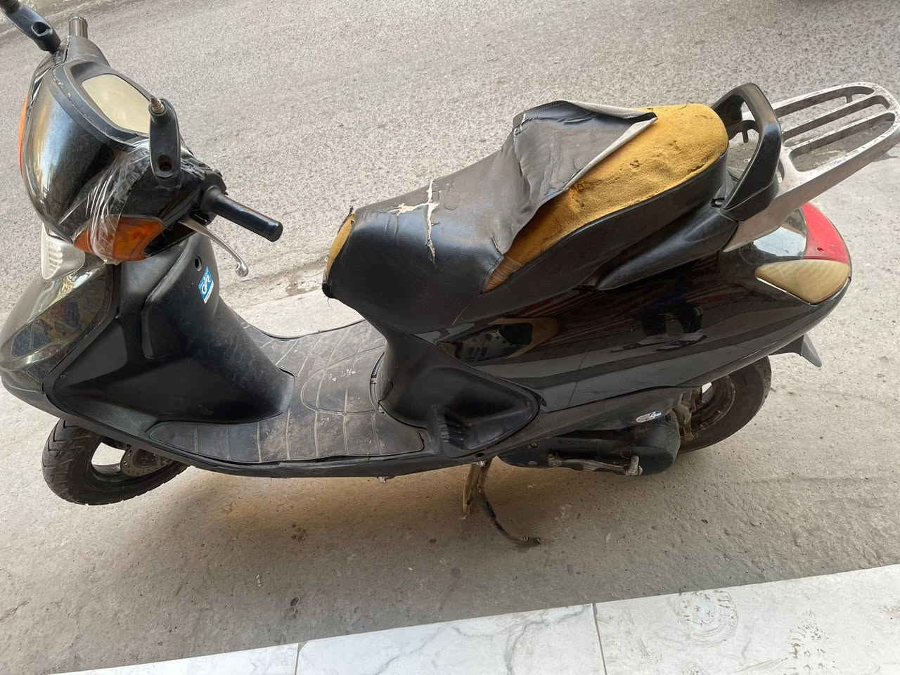 السلام عليكم سبيسي ياباني ١٠٠ دراجة نص نكرة ونظيفة لا غاسلها ولا ابد لايت ابيض كهربائيات كاملة عوزها فقط يتبدل وهاهية مكاني اعظمية السعر ٥٢٥ للاتصال ***********
