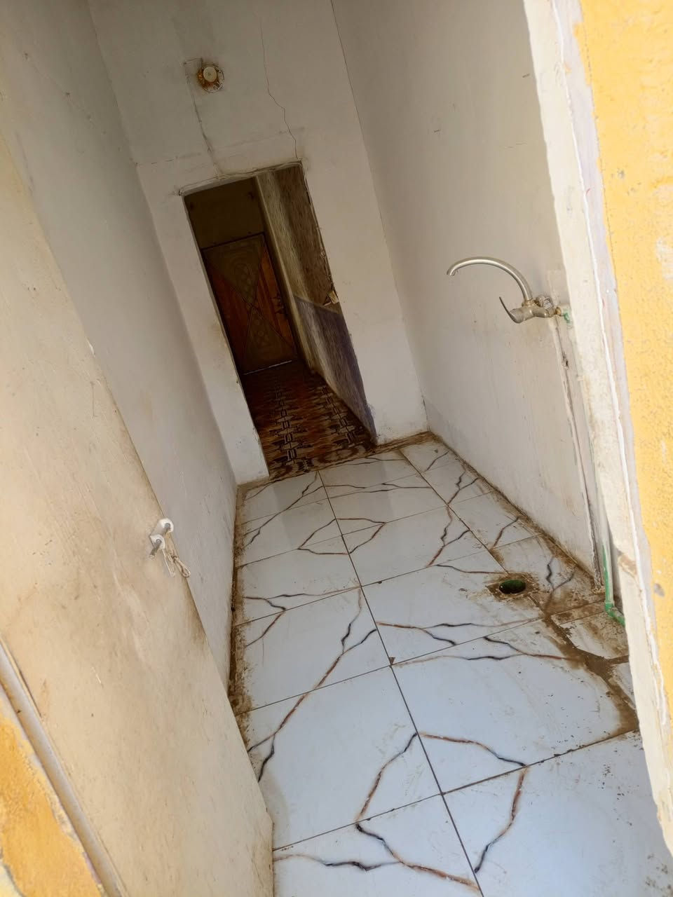 اسلام عليكم بيت طابو صرف 80متر غرفتين غرفه جوه وغرفه فوك وستقبال وصاله ومطبخ موضح بل صور ولفيديو  واجهيه 5ونزال 16 حديقه بيت مرتب سعره 58 وبي مجال وهاذ رقمي ***********
