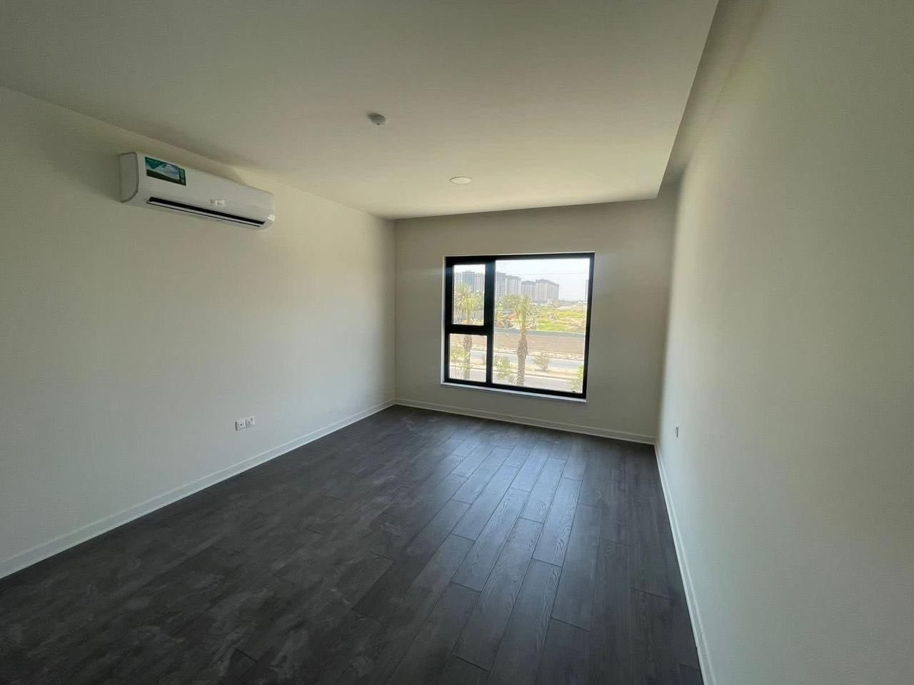 شقة  للبيع
العنوان/ مجمع الروان السكني 
المساحة/ ٢٠٠
بناية/R
طابق/ 4
-عدد الغرف 3
- صالة و هول و٣ حمامات  
-اطلالة / خارجية ركن شارع المطار
بلكونة عدد ٢
-حالة الشقة فارغة 
-التسليم مباشر
للاستفسار اكثر: ***********
