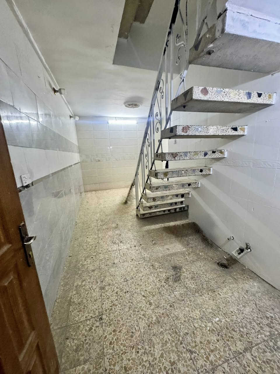 🔸 دار #للايجار ✅
65 متر بناء سنة 2020 نضيف مرتب 🔑كامل مكمل

🔸الطابق الارضي1️⃣: كراج واستقبال ومطبخ حار وبارد كبير وصاله كبيره وصحيات
الطابق الثاني2️⃣: غرفتين نوم كبار وبلكونه 

🔸موقع ممتاز📍الشعب مقابيل مطعم حجي عادل 
على شارع السايدين الفرطوسي ( شارع عريض )
 
🔸السعر الايجار : نهايته 500الف قفل رجاءا بلا احراج

🔸مع الدار #محتويات تبقى بالدار للستخدام وللستفاده  ماطور ماء +سخان + تانكي + واير سحب وجوزه كاملات مع واير انترنيت +محتويات وكهربائيات الدار 
#ملاحضه التاكد من قراء المنشور قبل لاتتصل وتتعنه  هل يناسبك او ميناسبك كافا التفاصيل مذكوره واضحه مع الصور تحياتي للجميع

معروض بمكتب ابو علي الدراجي للعقار 🏛️
الشعب-نهايت شارع الصحه-مقابيل كرزات ركن الصحه 
*********** 📞
*********** 📞 
 *********** 📞
