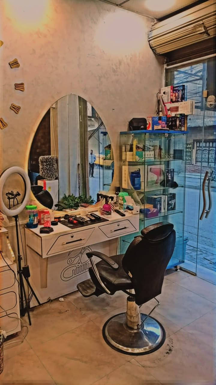 سلام عليكم عندي ميوز عدد 3البيع مع كرسي وحد جام خانه رفوف وتخم كدامكم المحل العنوان بغداد الحريه الرقم ***********
