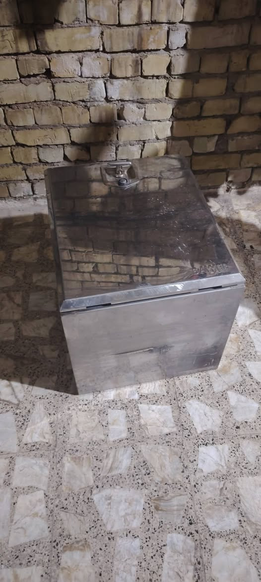 سلام عليكم صندوك البيع الارتفاع 50 سانتيم العرض 60 أو شاير همر أمريكي اصلي العنوان بغداد تقاطع درويش ***********
