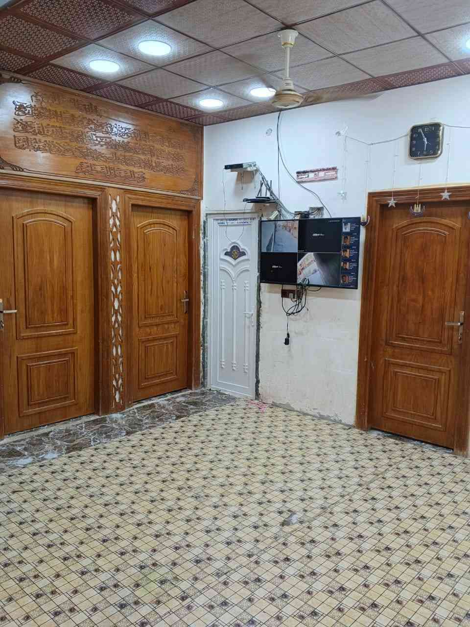 بسم الله الرحمن الرحيم اسعد الله اوقاتكم احبتي بكل خير يتوفر لدينا بيت للبيع طابو زراعي عراقي يتكون من 4 غرف كبيرة وديوان وصاله ومطبخ وصحيات وكراج عنوان البصره ابو الخصيب عويسيان قريب على علوه الكوفه مع كافة الخدمات ماء كهرباء مدارس على شارع تبليط سعر 75 وبيه مجال ***********.  ***********
