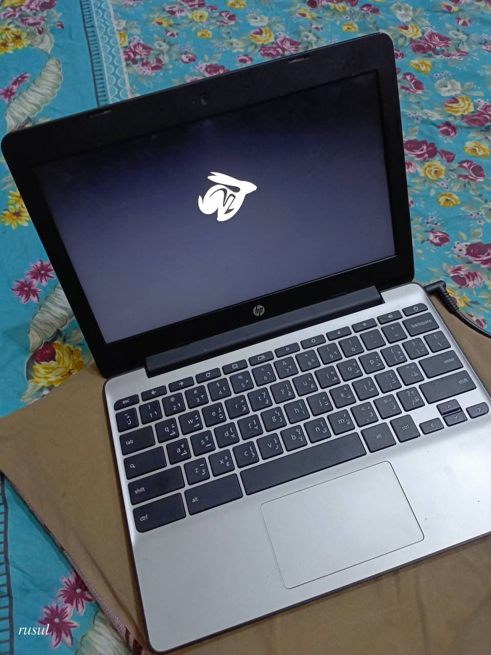 لابتوب عملي واقتصادي من شركة HP العريقة للبيع ✨
إذا تدوّر لابتوب رخيص، سريع، وبطاريتة تطول للدراسة أو الشغل الخفيف، هذا الخيار الأنسب إلك. الجهاز يعمل بنظام Chrome OS الخفيف اللي يخلي اللابتوب يشتغل بثواني وميعلق، وممتاز جداً لـ:

✅ فتح محاضرات الفيديو واليوتيوب بدقة عالية.

✅ تصفح مواقع الإنترنت وإدارة صفحات الفيسبوك والإنستغرام.

✅ كتابة التقارير والبحوث.

​المواصفات الفنية:

​شاشة بحجم 11.6 HD مريحة للعين.

​رام 4 جيجابايت مع ذاكرة 32 جيجابايت.

​يحتوي على كاميرا للمحاضرات أونلاين، وبلوتوث، وواي فاي قوي.
يجي وياها شاحن اصلي

​السعر:  125 الف

وبي مجال للشراي

المتواجدين يتفضلون خاص وبخدمتكم.


**إذا كنت صاحب هذا الإعلان وتريد حذفه لأي سبب، رجاءا أرسل رسالة إلى الدعم الفني**