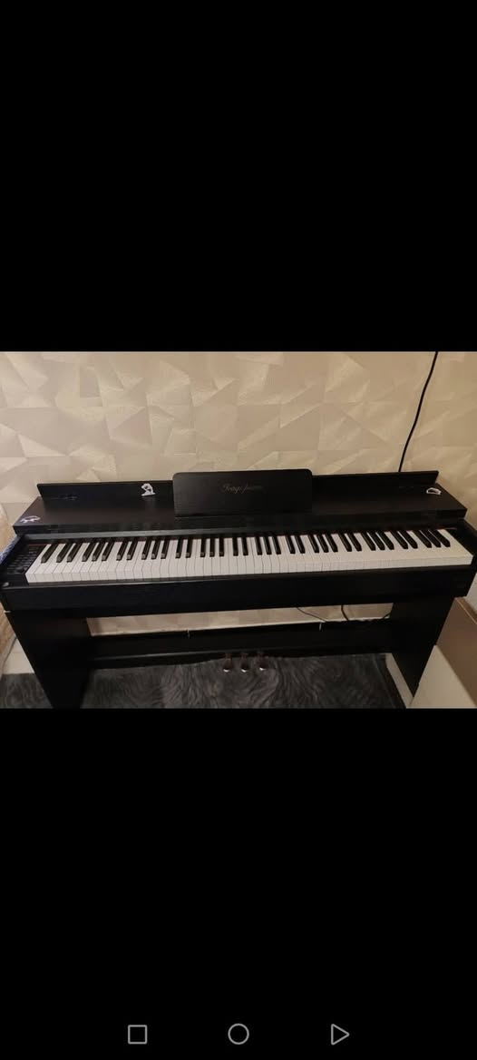 بيانو نظيف للبيع مكانه السيديه *********** بغداد, العراق
