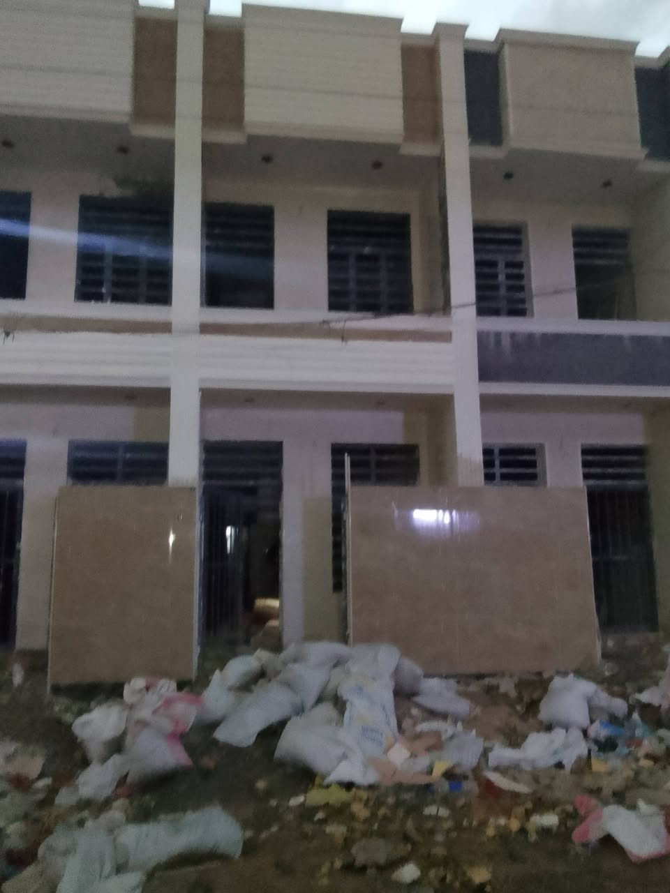 السلام عليكم يتوفر لدا مكتبنا مشتملات للبيع المساحه 55م طابقين بناءً حديث يحتوي على ثلاث غرف نوم واستقبال وحولي كبير وخدمات فوك وخدمات جوه وكراج صغير موقع المشتمل الشعب قرب سوق شلال قرب بلشارع العريض عرض الشارع 25متر ورصيف 5امتار قرب كهوه النصر الاستفسار مكتب الشعب للعقار ***********
