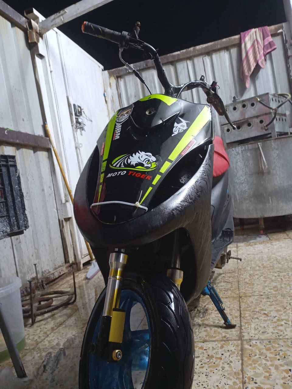 دراجه ماكس مزوده
السلام عليكم دراجه تعمير حلوه بيه تزويد 

1قطره ✨

2يدات ✨

3شيال✨

4 دبلات امامي✨

5 صالنصه fm✨

6 صبغ شاصي ✨

7 بوشه 55 ✨

8 عقل رياضي ✨

الدراجه شغاله ابيعه كايمه ونقص جوزه فقط ❗

السعر 350 الف بيه مجال بسيط 
***********

❗مكاني بغداد حي الرئاسه شارع عشرين قرب افران الزيتون
