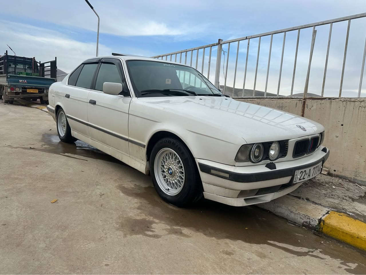 سلاوو لە ئاشقانی بیئێم  
ئەم بیئێمە مۆدێل 1990 بۆ فرۆشتن 525 گێڕعادیی  سلاید تەبرید کوشن جلد ڕەش و بێجی سەیارەکە کامل کراوە 1995  تا بلێی  هەیکەلی جوانە کێشە و مشکیلەی نیە 
٦ پلاکی تازە نۆزلەکانی هەمووی تێست کراوەتەوە بانسی تازە
 فڵچەی تازە لایت بەرزو نزم لید و زینۆن بێ مشکیله
ڕەقەم سەنەوی ژینگە ڕێگەو بان تا 2030 تازەیە بەشەرتی تەحویل ١ دینار غەرامەی تیا نیە 
١چەمەلەخی داوەوە ئەزێتێکی بچوکی هەیە ناوی نەگرتووە زۆر جوان چاکراوە کامل بۆیاخە 
***********
سعری 68گەلایە 
هەمووشتێکم سەبارەت بە سەیارەکە نوسیوە. مشتەری نی سەری خۆت و منیش مەیەشێنە السليمانية, العراق
