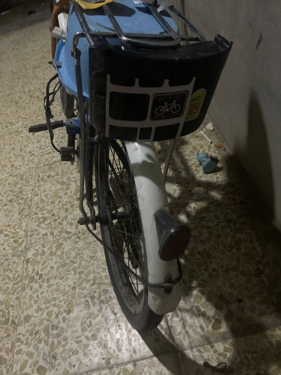 السلام عليكم بايسكل تطبيك محور شحن مكون من بطاريتان ليثيوم المجموع 36v 12a يمشيك من 25الى 35كيلو (يطول يومين وياي الشحن )السرعة 35 عملي يفيدك داخل المنطقة جيد في الصعود ويتحمل أوزان  سعر 150وبي مجال مكان بيجي


**إذا كنت صاحب هذا الإعلان وتريد حذفه لأي سبب، رجاءا أرسل رسالة إلى الدعم الفني**