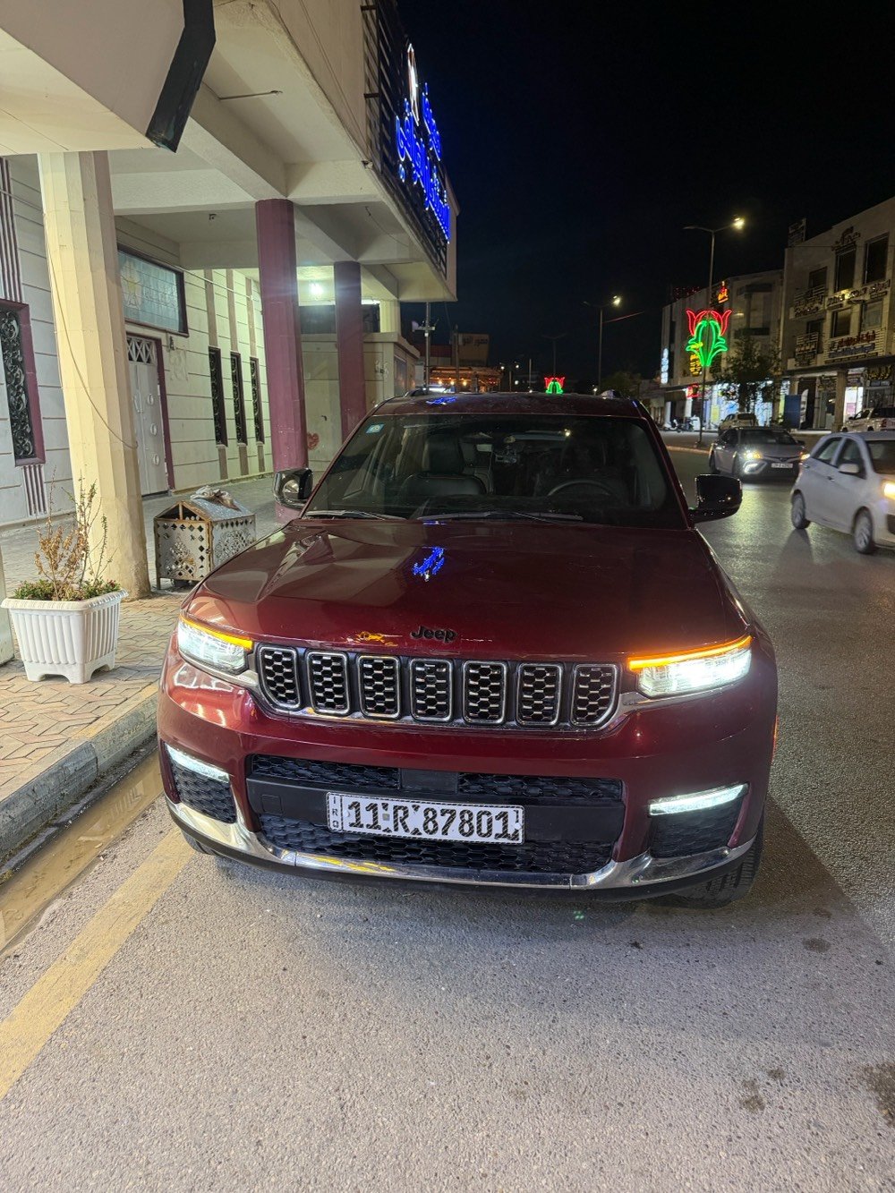 سيارة جيب جراند شيروكي لونها خمري معروضة للبيع. السيارة في حالة ممتازة ومجهزة بكل وسائل الراحة. مثالية للعائلات أو الرحلات الطويلة. إذا كنت تبحث عن سيارة تتمتع بالأداء الجيد والشكل الأنيق، فهذه السيارة تستحق النظر.