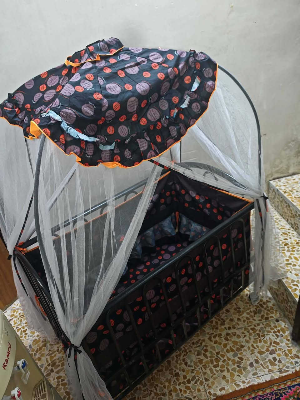 تخت اطفال +أُرجوحة، نضيف مثل الجديد 
يجي معاه مطرح اسفنح اصلي 
السعر 80 فقط.. 
للتواصل، علق واراسلك 
او على واتساب ***********
