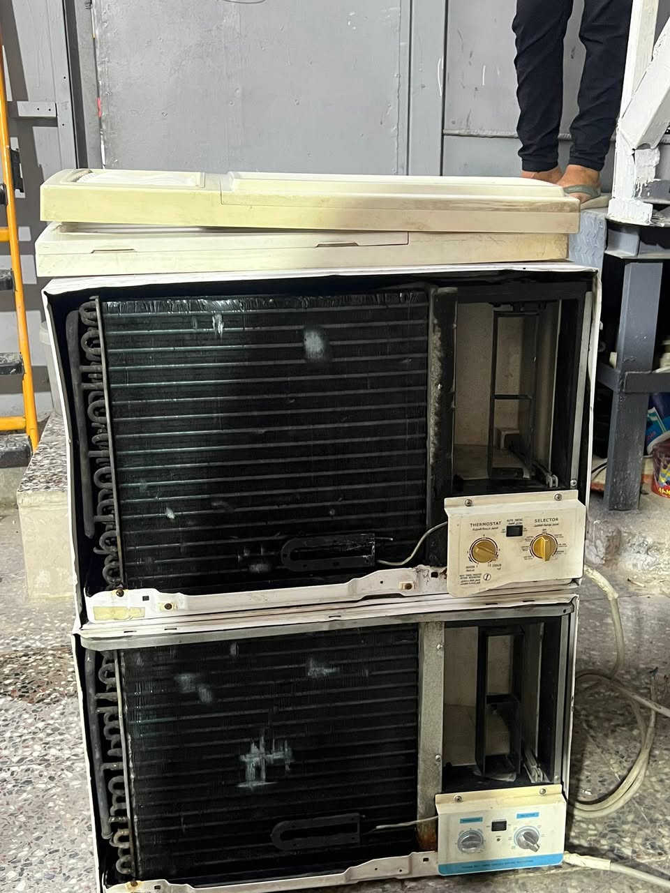 مكيفات عدد 2 جبسون وميدية  شغالات تبريد ثلج مداخلات تصليح قرص شركه يعني السعر الواحد 350 وبي مجال العنوان بلديات قرب مركز العبيدي الجديد ***********
