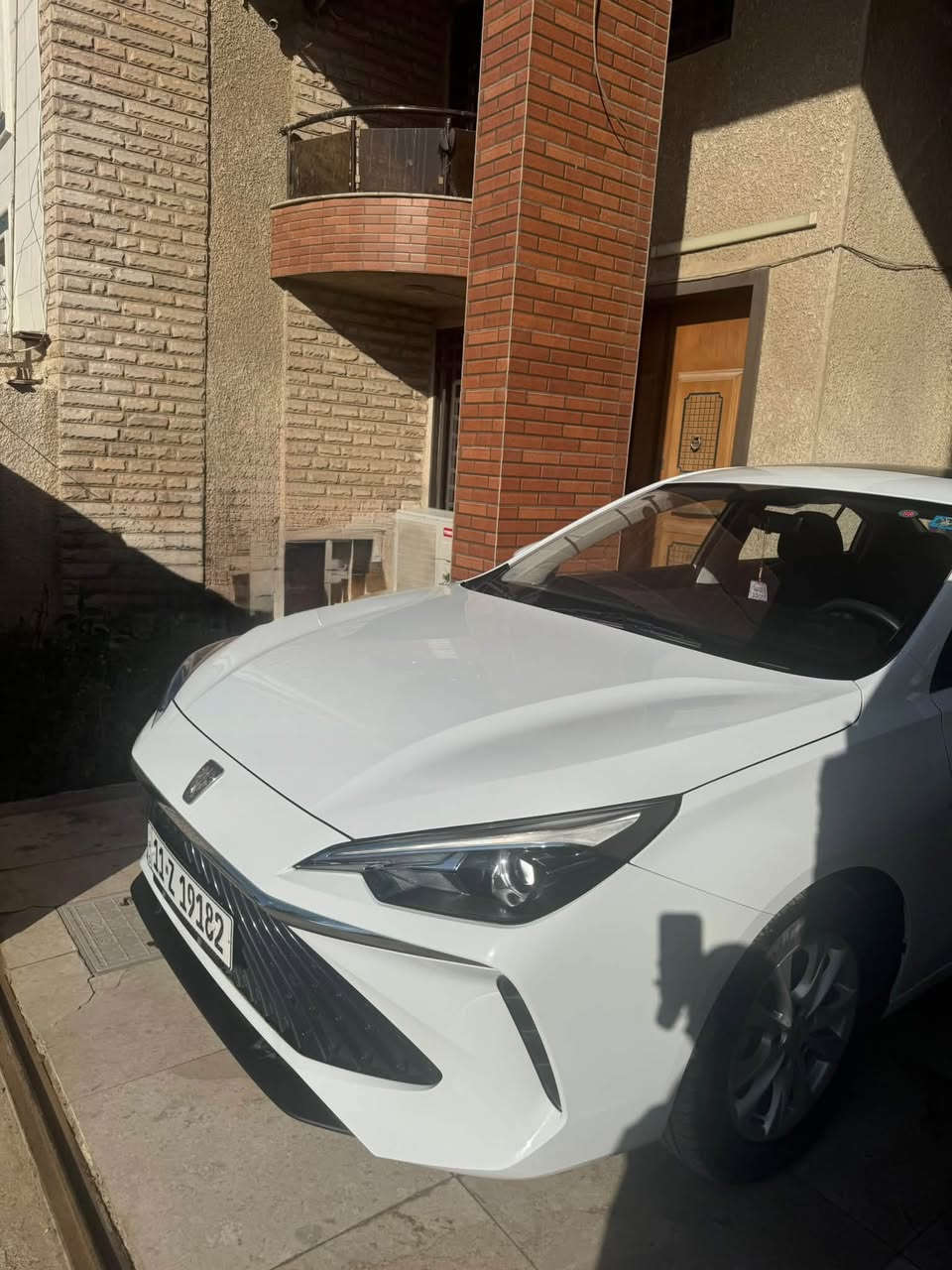 MG roewe  ، موديل 2024 
فول مواصفات 
فتحة 
بصمة 
تحكم ستيرن 
سايد بريك كهربائي  
نظام اتوهولد 
قطعتين تبريد 
كاميرا  ، رادار  امامي وخلفي 
لايتات امامي زنون   
شاشة لمس تدعم كار بلي + Screen Mirroring 
كشنات جلد  
محرك 1500 
اقتصادية بشكل  
السيارة بحالة الوكالة نظيفة جداً
ماشية ١١٩ كيلو متر 
رقم بغداد -  بأسمي تحويل ثاني يوم 
 السعر / 105$ ورقة وبيها مجال 
مكان السيارة بغداد ، رقم التليفون ***********
