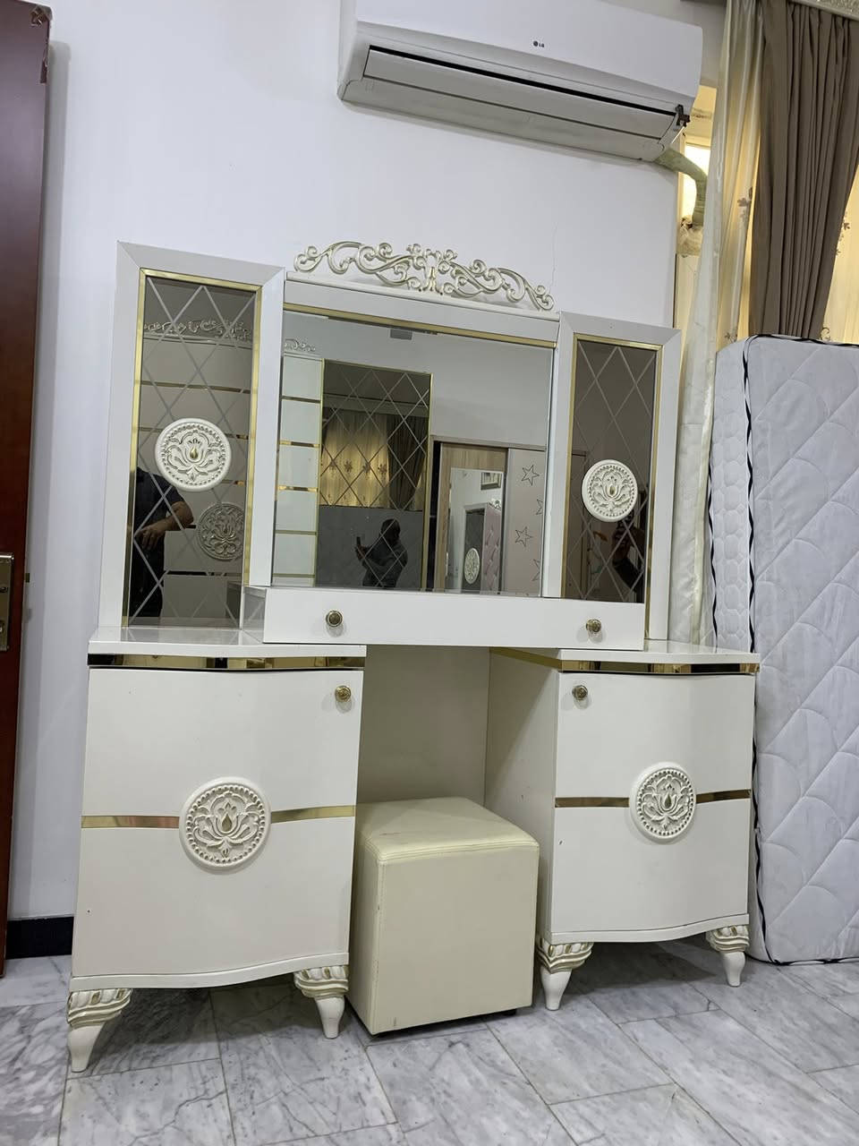 غرفه تركيه تسع قطع مستعمله نظيفه اي ضرر مابيها
السعر 750
العنوان حله شارع ابو القاسم مجاور جامع ابو القاسم
الرقم***********
