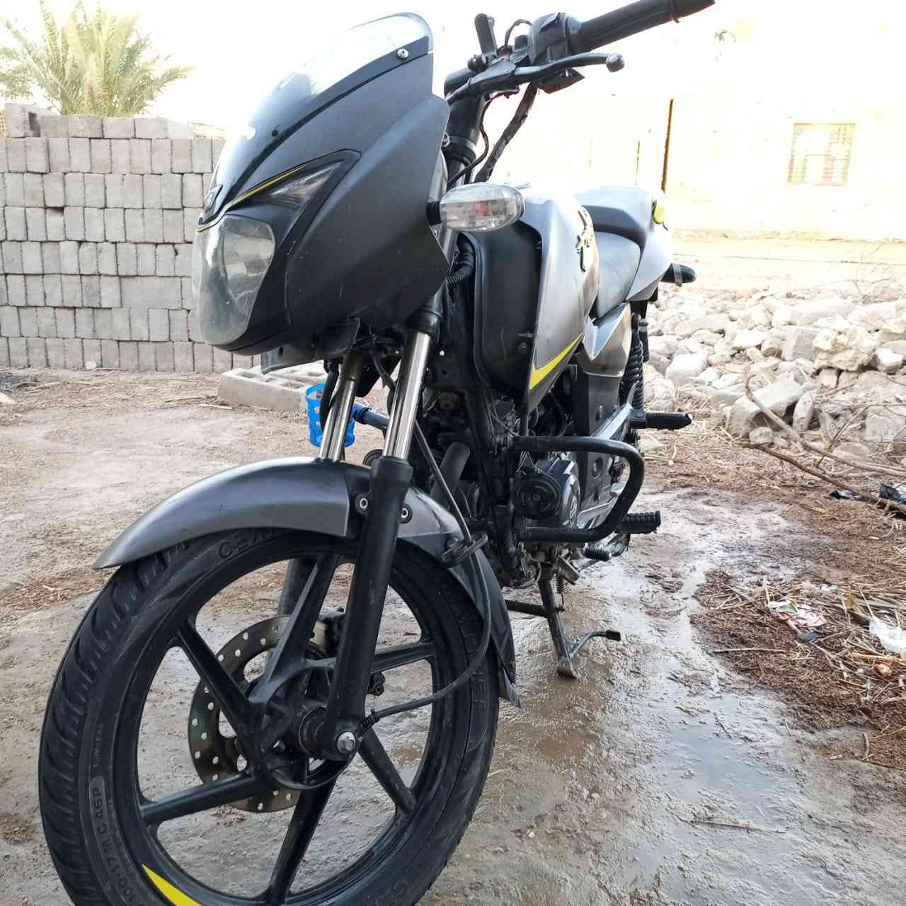 بولسر نضيفه للبيع مديل 21 ما مفتوحه مستعجل عل بيع تتواصل ***********
