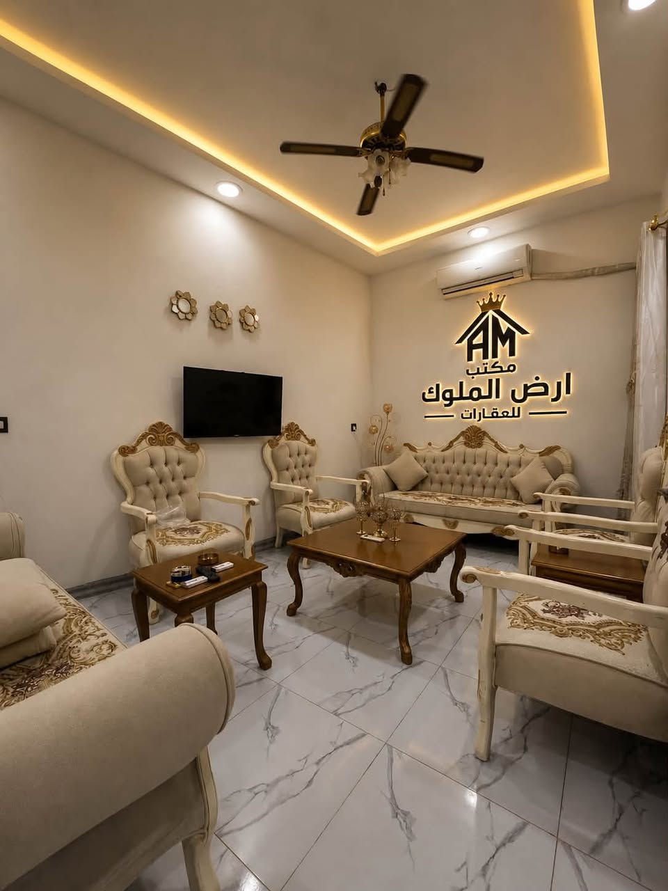 🏡 بيت للبيع – حي البكر | ركن | واجهة 11 متر
📍 الموقع: حي البكر
📐 المساحة: 102 م²
🏠 الواجهة: 11 متر (ركن)
📄 السند: طابو زهور – شرط تحويل

مواصفات البيت:

🔹 الطابق الأرضي:

* كراج
* استقبال
* مطبخ
* غرفتا نوم
* صحيات
* مناور

🔹 الطابق الثاني:

* مطبخ ثاني
* ثلاث غرف نوم
* صحيات
* بيتونة
* سطح

✨ من مميزات البيت وجود مطبخين، مما يوفر راحة أكبر للعائلة واستغلالاً عملياً للمساحة.

📞 للاستفسار:

* *********** (آسياسيل)
* *********** (كورك)

📍 عنوان المكتب:
حي البكر – سايدين كنيسة تايتنك
عقارات أرض الملوك
