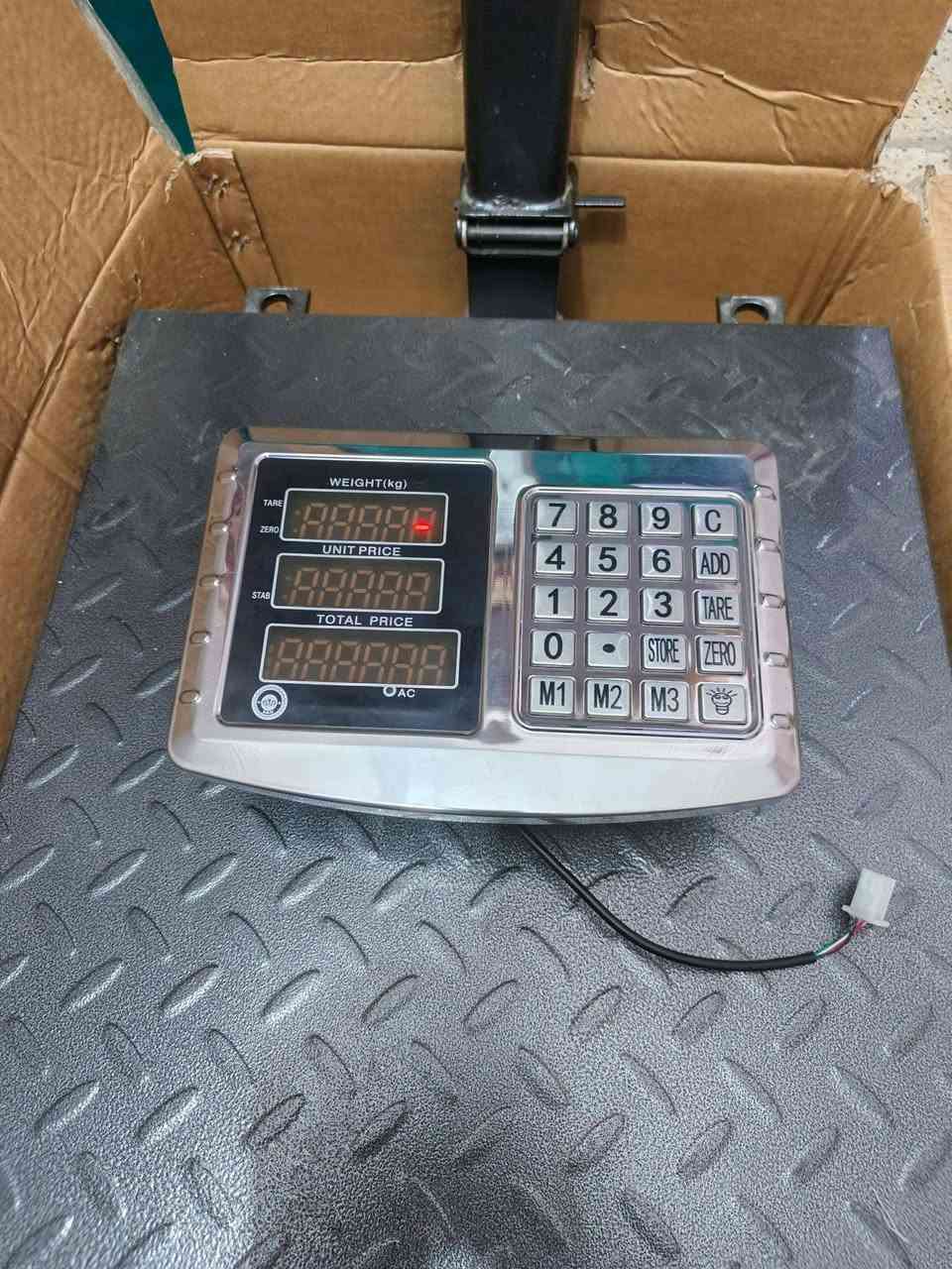 ميزان للبيع جديد ٦٠٠ كيلو
السعر ١٢٥ 
عنوان حي العسكري  قرب صيدلية حي الشرطة
*********** رقم الهاتف واتساب
