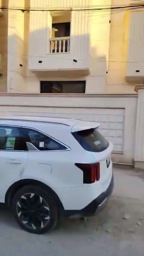 تحيه طيبه.   للبيع دار بناء حديث زيرو منطقه الكرامه.  بمساحه 200 م يحتوي على 6 نوم ماستر وصاله وكلدور ومطبخ وخدمات حديقه كراج واجه وارضيه مرمر نقوش مغربي لاستفسار مراجعه مكتب الدار ***********
