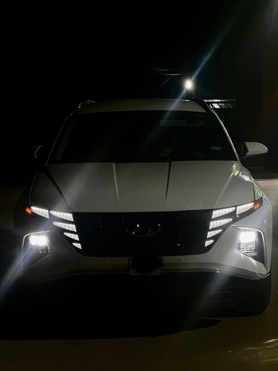 للبيع: هيونداي توسان SEL موديل 2024 (بحالة شبه الزيرو)
المعلومات الأساسية:
• الموديل: 2024.
• الممشى: 7,000 كيلومتر فقط.
• اللون الخارجي: أبيض (White).
• الداخلية: مقاعد جلد فخمة باللونين (البيجي المطعم بالأسود)، المزيج الأكثر رغبة وفخامة.
المواصفات التكنولوجية وأنظمة القيادة:
• نظام Push Button Start (بصمة تشغيل) مع خاصية Remote Start (تشغيل عن بُعد).
• Electronic Parking Brake (هند بريك كهربائي) مع خاصية Auto Hold.
• Drive Modes (مودات قيادة متعددة: Normal, Sport, Eco, Smart).
• Smart Cruise Control (رادار المسافة وتثبيت السرعة الذكي بين السيارة الأمامية والخلفية).
• Proximity Keyless Entry (دخول ذكي مع ترحيب عند الاقتراب من السيارة).
• Smart Power Tailgate (جنطة كهرباء ذكية).
• Wireless Charger (شاحن لاسلكي) مع منافذ شحن USB Type-C سريعة أمامية وخلفية.
الإضاءة والأنظمة الذكية:
• LED Daytime Running Lights (لدات أمامية مخفية بتصميم عصري).
• نظام Blind Spot Detection (رادار النقطة العمياء).
• نظام Lane Following Assist (المحافظة على المسار والقيادة شبه الذاتية).
• High Beam Assist (نظام التحكم التلقائي بالإضاءة العالية).
الحالة الميكانيكية والصيانة:
• السيارة مخدومة بتبديل دهن من الوكالة الأصلية نوع Motul (موتل)، الدهن يخدم لمسافة أكثر من 6,000 كيلومتر مع الضمان.
• السيارة مكفولة كفالة تامة من أي نقص وجاهزة للاستخدام الفوري.
تفاصيل الحادث والضرر (بكل شفافية):
• الحادث ناتج عن (سرقة وتخريب)، والسيارة مكفولة من الضربة القوية ومن الشاصي واللغود.
• جميع أغراض الشركة أصلية وراجعة مع السيارة (الراديتر، البدنة، البرانكيت، الجاملغ)، فقط تم تبديل البنيد بقطعة أصلية وبنفس لون الشركة.
• نظام الايرباك: جميع الايرباكات سليمة 100% (All Airbags Intact) عدا ايرباك الدركة (المقود) فقط.
💰 السعر المطلوب: [190 وبيها مجال ]
📍 الموقع: [بابل]
📞 للتواصل والاستفسار: [***********]
