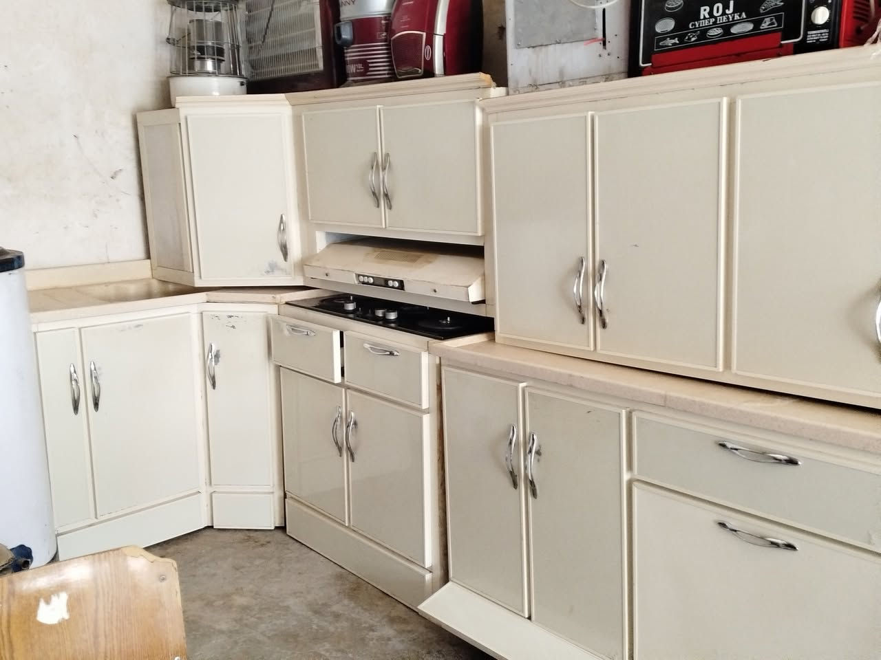 سلام عليكم 
متوفر الان كاونتر احطاطة اصلي نضافة 90 % مع الطباخ و المفرغة بسعر مناسب جدا و متوفر ديلاب حديد و كافة الاغراض المنزلية في مزاد المدينة لبيع الاغراض المنزلية الموقع جلولاء النافورة مجاور هلا ماركت خلف العيادة البيطرية رقم ***********
