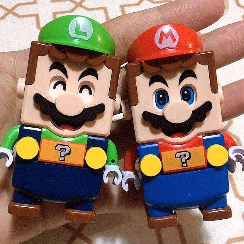 LEGO Super Mario
(ماريو ولويجي)، وهما ليسا مجرد مجسمات عادية، بل شخصيات تفاعلية تمزج بين بناء المكعبات وتجربة الألعاب الرقمية
التكنولوجيا التفاعليةشاشات LCD: تمتلك الشخصيات شاشات في العينين والفم والبطن لعرض تعبيرات الوجه المختلفة وردود الفعل الفورية.مستشعرات الألوان والرموز: يوجد مستشعر في الأسفل يتعرف على ألوان المكعبات (مثل الأحمر للحمم والبرتقالي لعلامات السؤال) والرموز الخاصة بالأعداء والمكافآت.مكبر صوت مدمج: يصدر أصواتاً وموسيقى أيقونية من سلسلة ألعاب نينتندو الأصلية
اللعب التعاوني: تدعم الشخصيات تقنية Bluetooth، مما يسمح لماريو ولويجي بالاتصال معاً للعب الجماعي، والعمل كفريق لجمع المزيد من النقاط.التكامل مع التطبيق: يتصل المجسم بتطبيق LEGO Super Mario للهواتف الذكية لمتابعة النتائج، وتوفير تعليمات بناء ثلاثية الأبعاد


**إذا كنت صاحب هذا الإعلان وتريد حذفه لأي سبب، رجاءا أرسل رسالة إلى الدعم الفني**