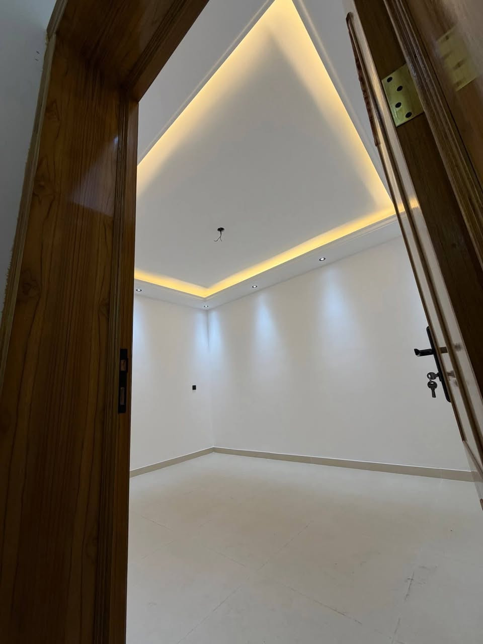 دار زراعي للبيع حديث سند ٢٥ منطقة السبع ابكار المساحة ٤٥ متر الواجهة ٤ متر يتكون من استقبال ومطبخ وغرفتين نوم وحمام عدد ٢ ومنور وبيتونة وسطح والمنطقة خدمات كاملة الاستفسار ***********
