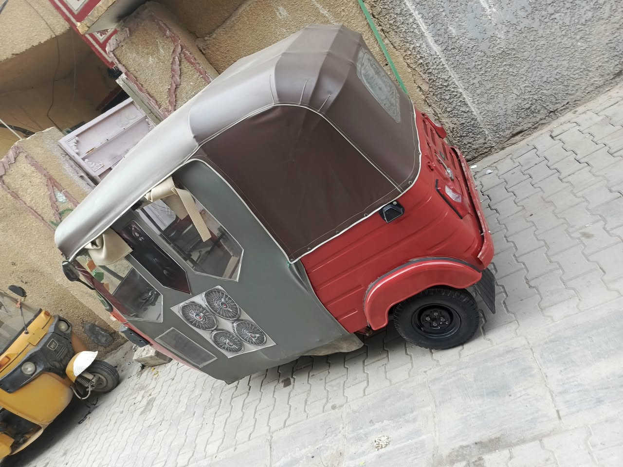 سلام عليكم تكتك للبيع موديل  اصولي مكان بغداد فلكت حي النصر ***********
