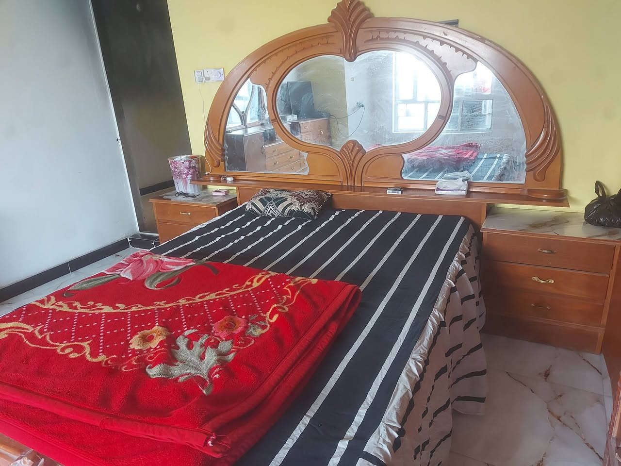 السلام عليكم غرفه نضيفه صاج عراقي البيع مكان بغداد الدسيم مدينه صدر خوان كدامكم نضافه صور ونضافه غرفه سعر 600 وبيها مجال حك جيه رقم 

***********
