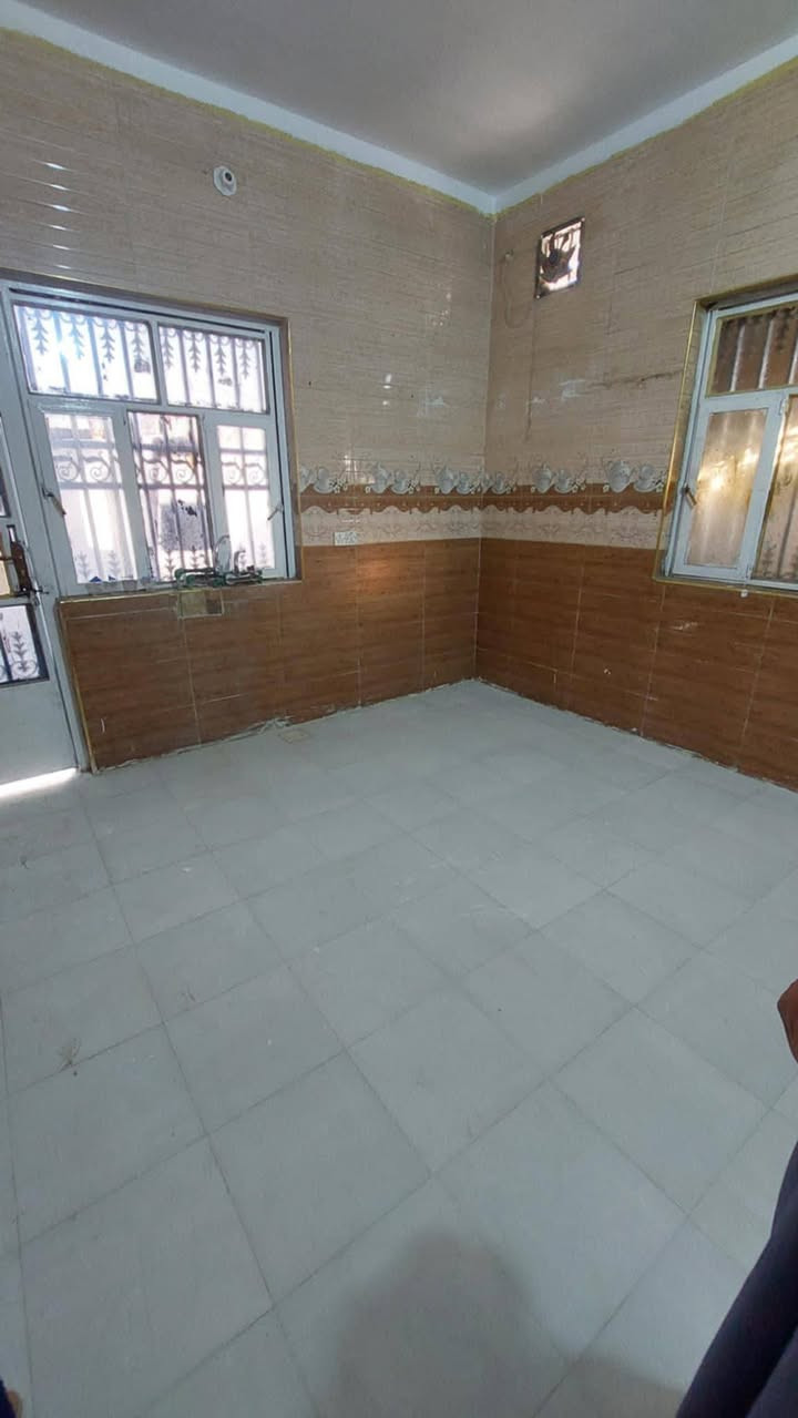 بيت طابو زراعي سند 25 معاملة تطويب مساحة 200 متر ركن واجهة 10 نزال 20  كونكريت مسلح تشطيب جديد طابقين
الطابق الاول يحتوي استقبال وصالة وغرفتين منها غرفة سويت وصحيات داخلي وخارجي الطابق الثاني غرفة سويت 

الموقع التقية الثالثة خلف البانزين خانه قرب المولدة مقابيل عميد رياض
السعر خاص او الاتصال ***********
