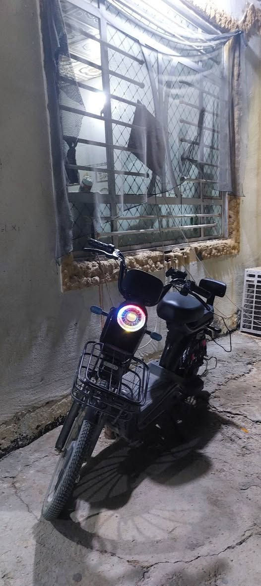 سلام عليكم بايسكل شحن للبيع جديد صارلي ٣ أشهر من ماخذه جديد بطاريات جديد ماصارلي ١٥ يوم من اشتردتهن عقل جديد كلش كامل يمشي عل شحننه الوحده ٢٠ كيلو اني اروح بيه للشغل ولحمد لله  ما وكفني بل شارع يمشي ٦٠ سعره ٤٥٠وبيه مجال للطيبين هذا رقمي*********** بيه اتصال و واتساب
