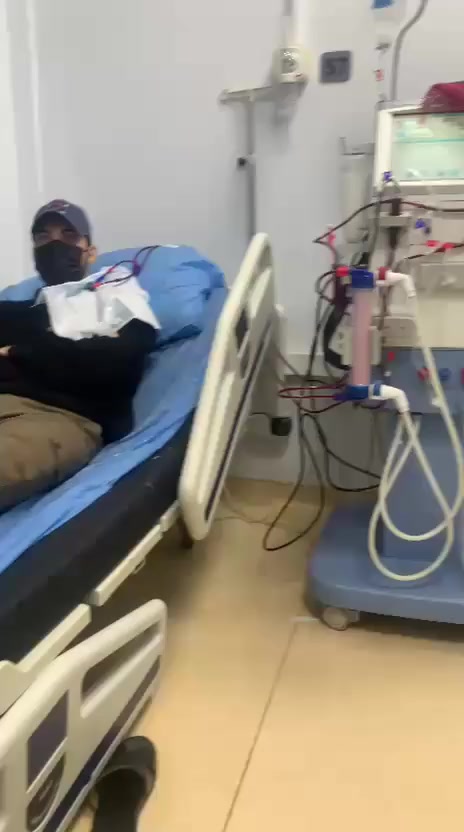 السلام عليكم إخوان 💔

هذا الشاب بعمر الورد… بعده ما شايف من الدنيا شي، لا فرحته اكتملت ولا أحلامه تحققت. حياته كلها كدامة، مستقبله ينتظره، وأهله متعلّقين بأمل واحد بس… إنه يعيش.

وضعه الصحي كلش محرج ويحتاج زرع كِلى بشكل عاجل، وكل دقيقة تمرّ عليه تعب وألم وخطر. لا تخلّوه يواجه هالمصير وحده… لا نريد نكعد يوم ونندم ونكول “ليتنا سوّينا شي”.

إحنا برمضان… شهر الرحمة، شهر الجود، شهر اللي الحسنة بيه تتضاعف. يمكن تبرعك البسيط يكون سبب بنجاته، يمكن مبلغ تشوفه قليل هو عند الله عظيم ويكتبلك أجر إنقاذ نفس.

تره الروح غالية… وحياة إنسان ما تتعوّض.
ساهموا ولو بأبسط شي، يمكن تكون إنت السبب بعد الله برجوع الابتسامة لوجهه وبقاءه يم أهله. 🤲💔

الله لا يراويكم مكروه بعزيز، وجزاكم الله أضعاف ما تعطون

للتواصل مع ذوي المريض 📞
📞***********
