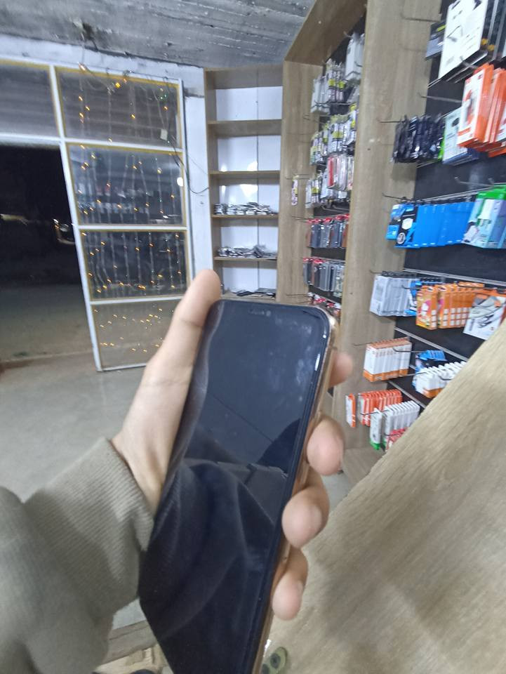 ايفون دعش برو ماكس للبيع
الذاكره 256 

ميدل شاشه وبطاريه 

السعر 250الف 

الرقم ***********
