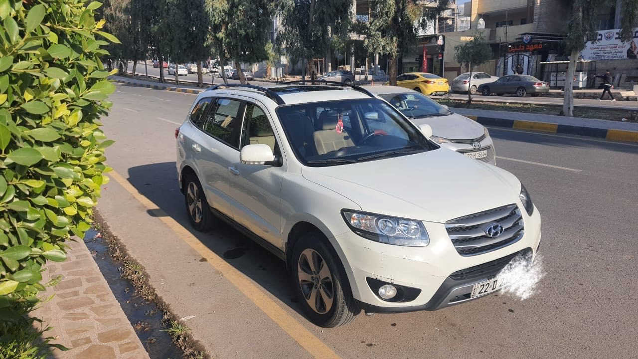 سنتافي للبيع ٢٠١٢
فول ما عدا البصمة  مكفولة من الصبغ والبارد كلين  رقم اربيل الانكليزي سنوية بأسمي  《 مواصفات السيارة 》
 - حجم المحرك اربع سلندر ٢٤٠٠
   - ٧ راكب 
 - ثلاث قطع  تبريد   -حساسات أمامي وخلفي 
 - كامرة   
-طخم تواير  جديدة  اسبير ويل كب ايضا
  - مري شفط
 -فتحة بالسقف
السعر  ١٦٨ 
مكان السيارة موصل الايسر  حي الحدباء 
رقم صاحب السيارة 
***********
